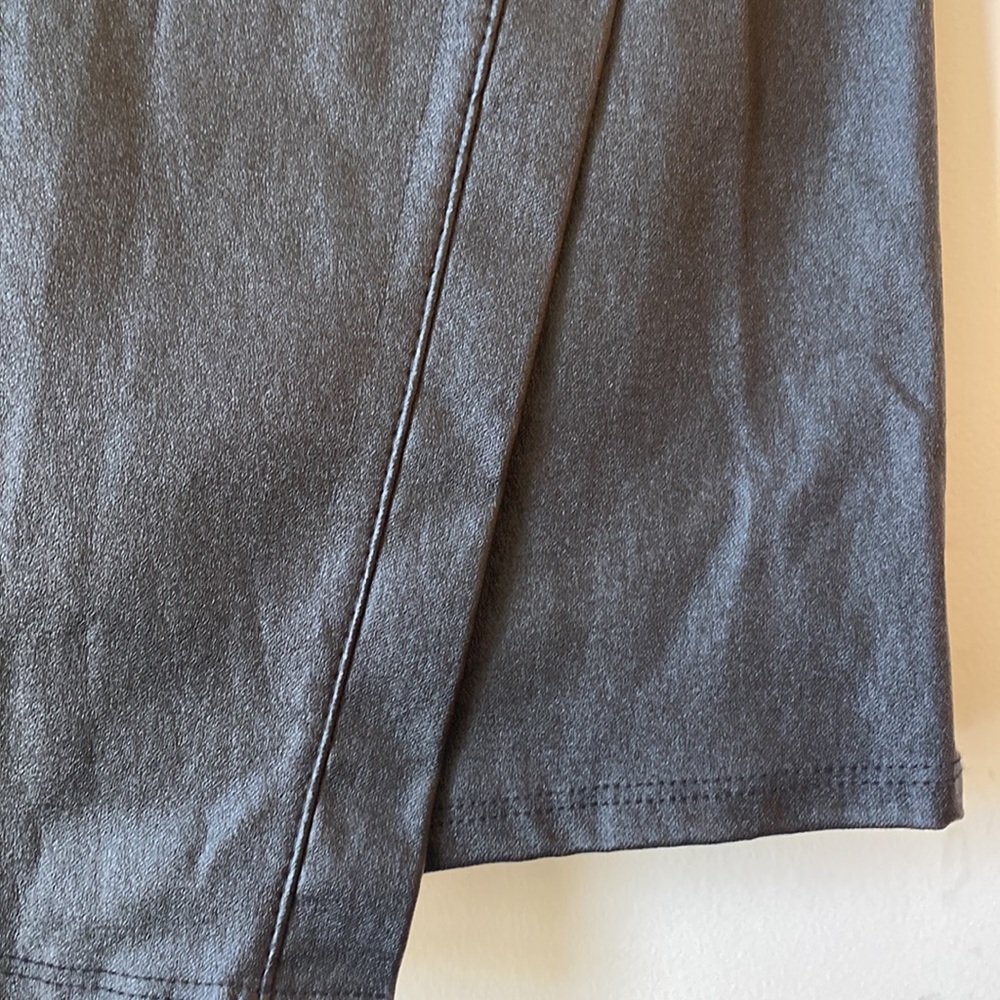 ๐HP Sexy Windsor Black Faux Leather Mini Skirt, Size Medium - Picture 3 of 8